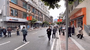 四川瀘定縣震后現(xiàn)場(chǎng)：沒有明顯房屋受損